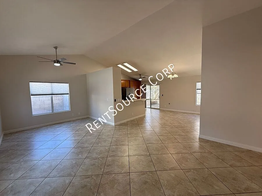 3 Bedrooms/2 Bathrooms Single Story Home for Rent in Rosamond in Kern County — Photo 3