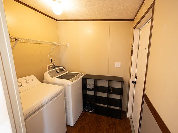 3rd image of 843 Campbell Rd