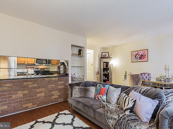 3rd image of 130 N Bread St #36-122