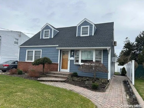 13 Virginia Avenue, Plainview, NY 11803
