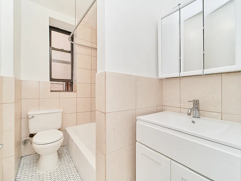 121 Seaman Ave #1E — Photo 6