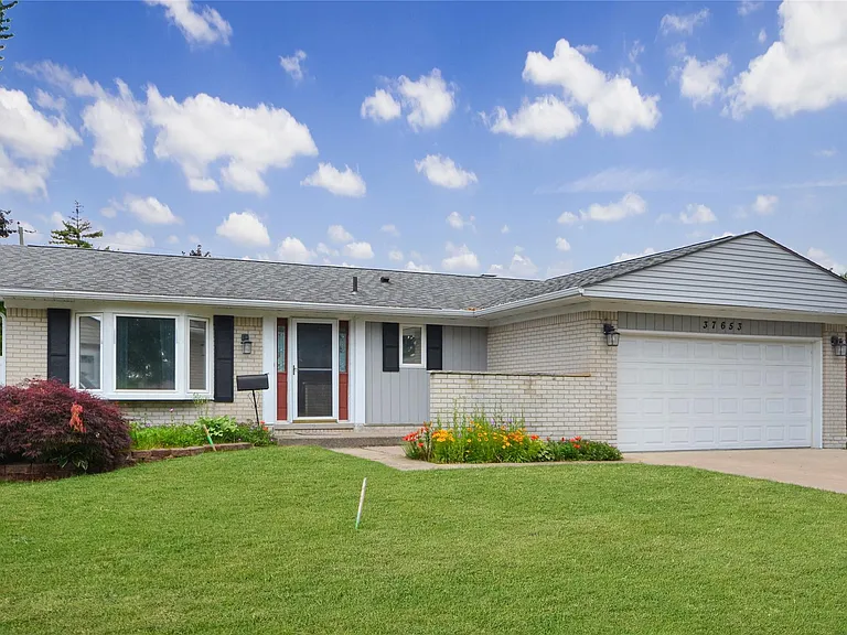 37653 Longacre Dr — Photo 1