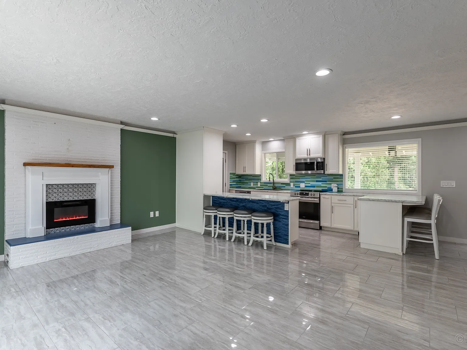 3 bed, 1032 sqft, $2,200 — Photo 3