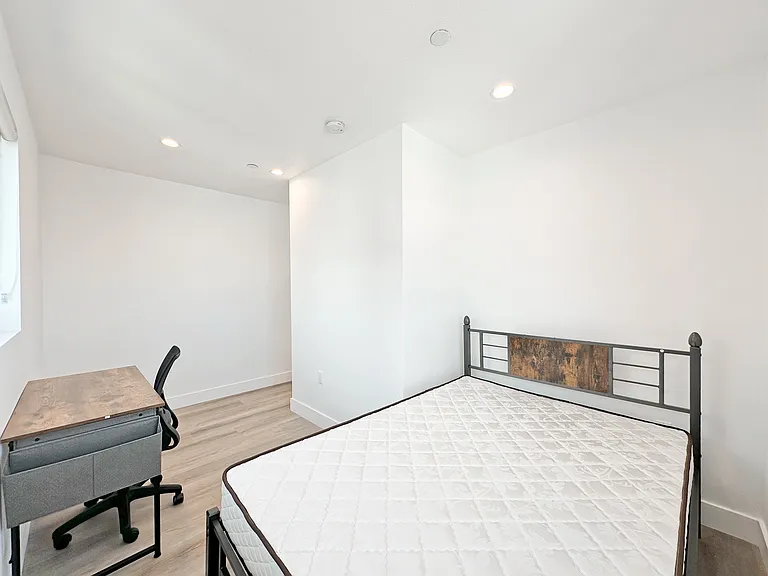 TL 1361 W 35th St — Photo 22