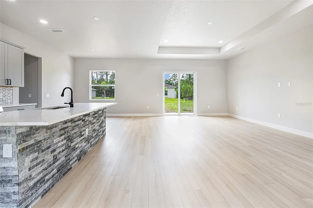 3 bed, 2.0 bath, 1783 sqft, $2,350 — Photo 3