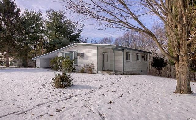 California Contemporary Ranch on almost 1 Acre w Muni Water, Sewer & Gas Heat. Comveniently located 