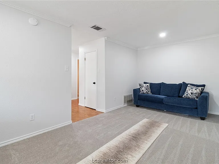 1105 Holleman Dr — Photo 5