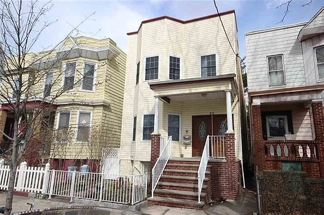 4 bed, 1400 sqft, $3,300 — Photo 2