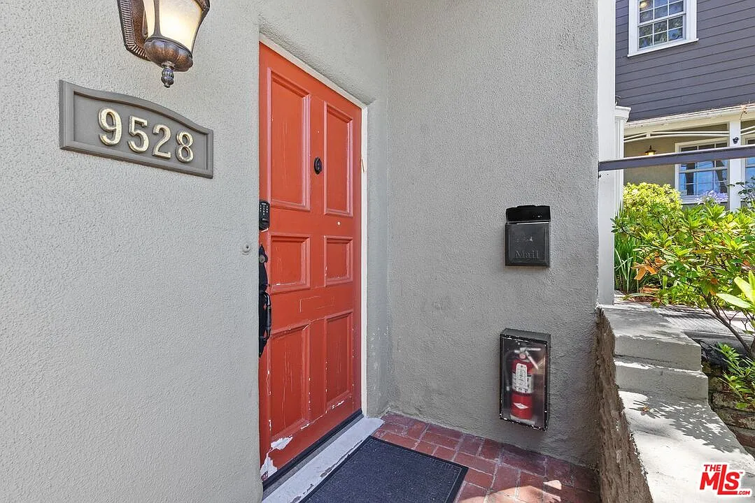 2 bed, 1.5 bath, 1200 sqft, $3,995 — Photo 2