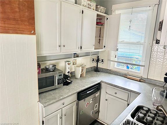 3rd image of 128 Kent St S