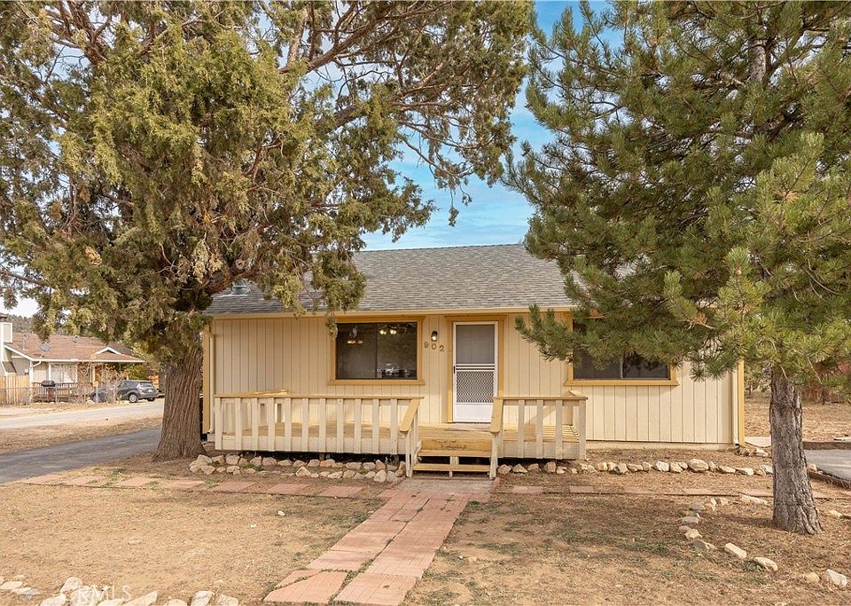 1st image of 902 E Ln