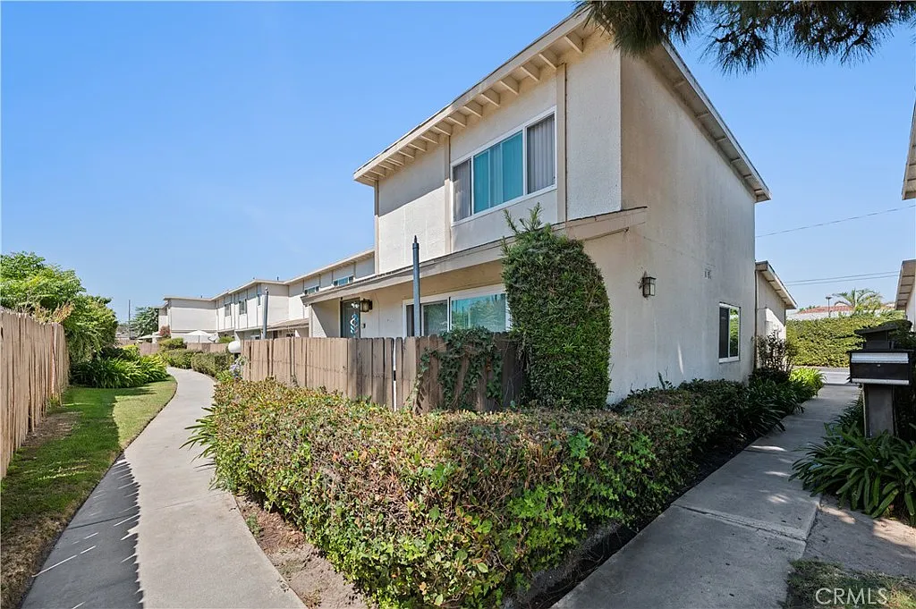 2 bed, 1.5 bath, 1064 sqft, $3,250 — Photo 3