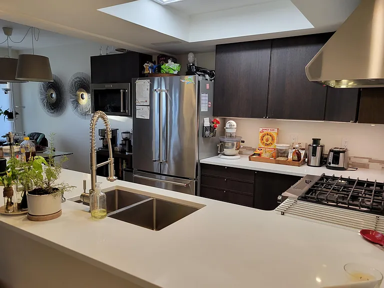 1042 Rockhurst Dr — Photo 2
