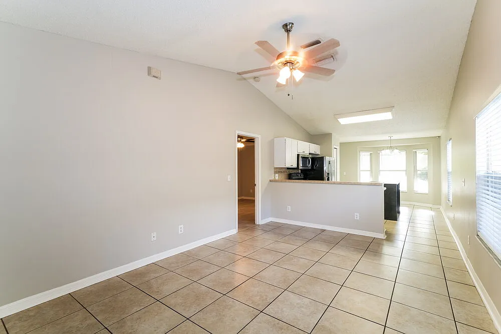 3 bed, 2.0 bath, 1227 sqft, $2,075 — Photo 4