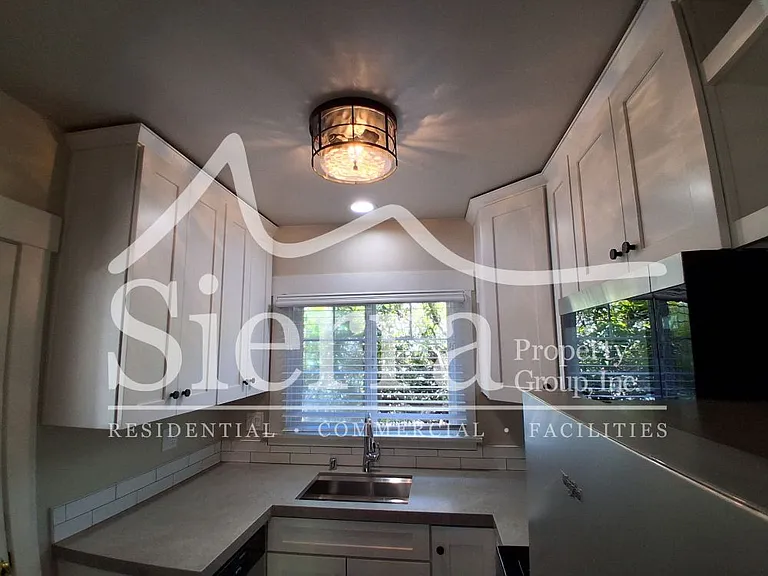 1323 Olive St #E — Photo 5