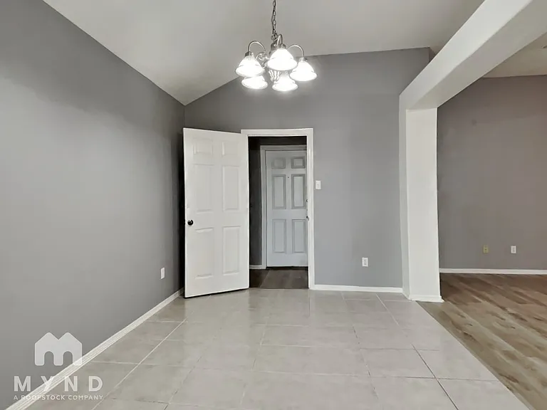 1815 Sherwood Forest Cir — Photo 9