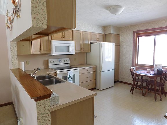 4th image of 4823 Weston Ave