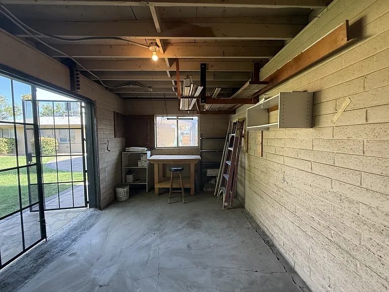 Backyard workroom - Inside