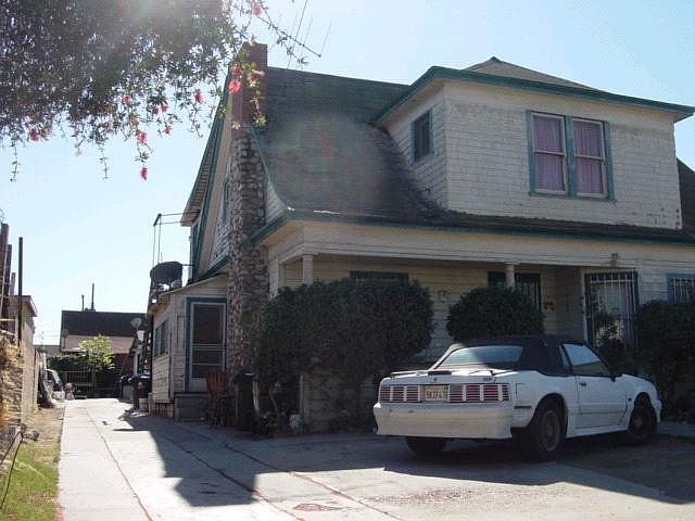 2nd image of 850 W 43rd St