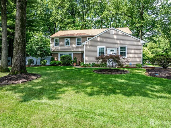 2 Pine Ridge Dr, Edison, NJ 08820