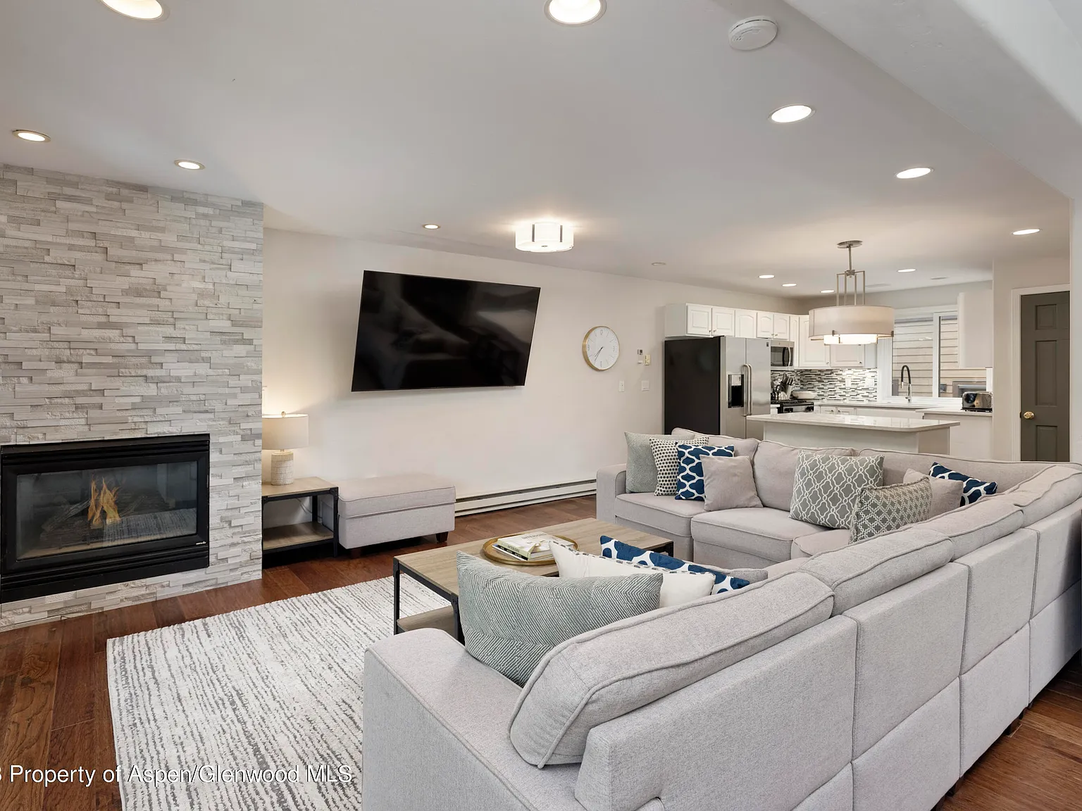 4 bed, 4.5 bath, 1939 sqft, $50,000 — Photo 2