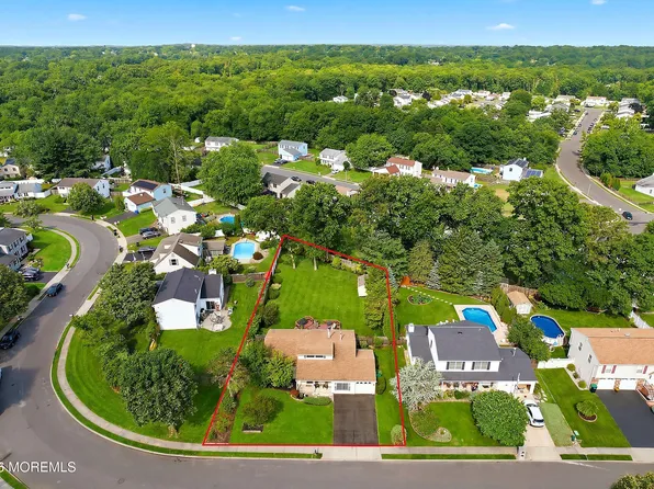 15 Honeysuckle Way, Howell, NJ 07731