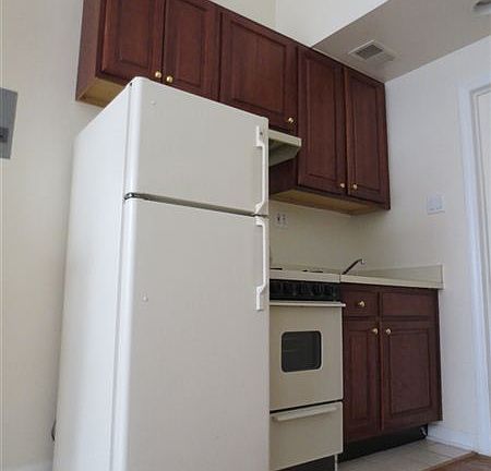 3rd image of 326 W 88th St