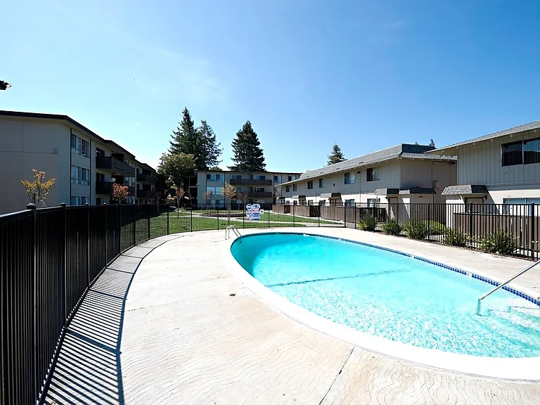 14 Community Swimming Pools
