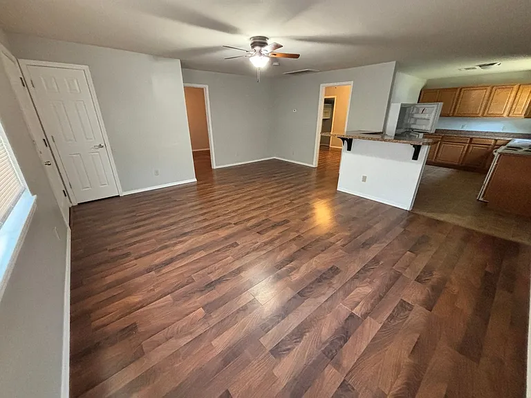 105 W Hurd St — Photo 3