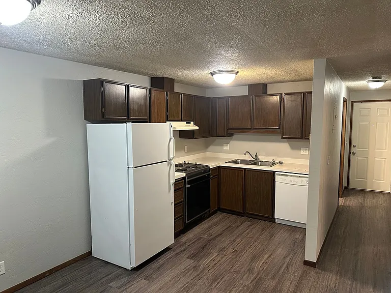 South Crest Apartments — Photo 7