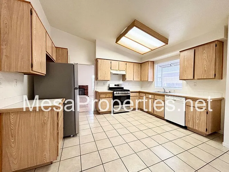 13667 Gemini St — Photo 8