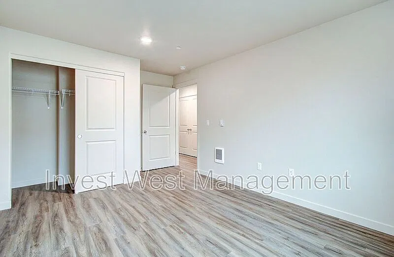 2 bed, 1.0 bath, 886 sqft, $1,795 — Photo 2