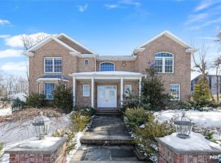 365 Forest Dr, Englewood Cliffs, NJ 07632