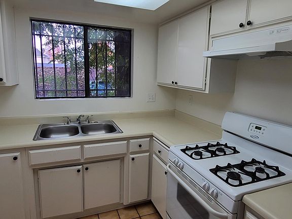 4th image of 136 N Marengo Ave #B