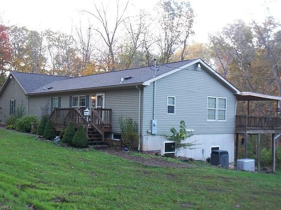 Peaceful country setting. Sit on the back deck and enjoy the wildlife.