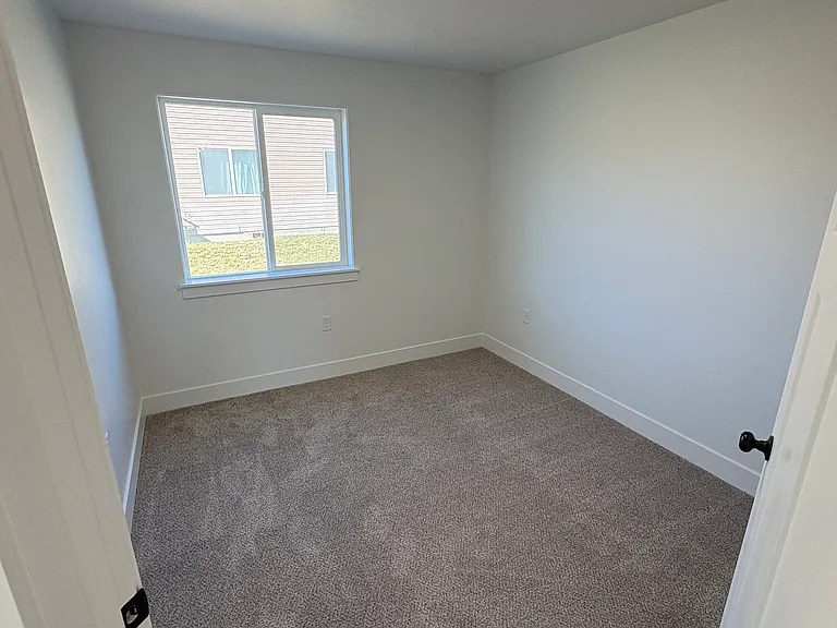 950 Valentine Ln — Photo 8
