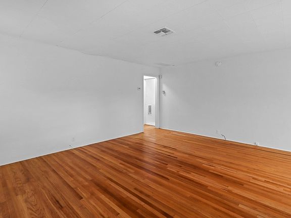 3rd image of 1541 Harvard St House 1541