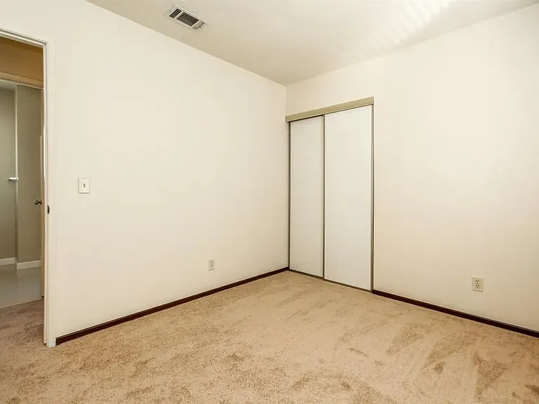 137 Edinburgh Way — Photo 15