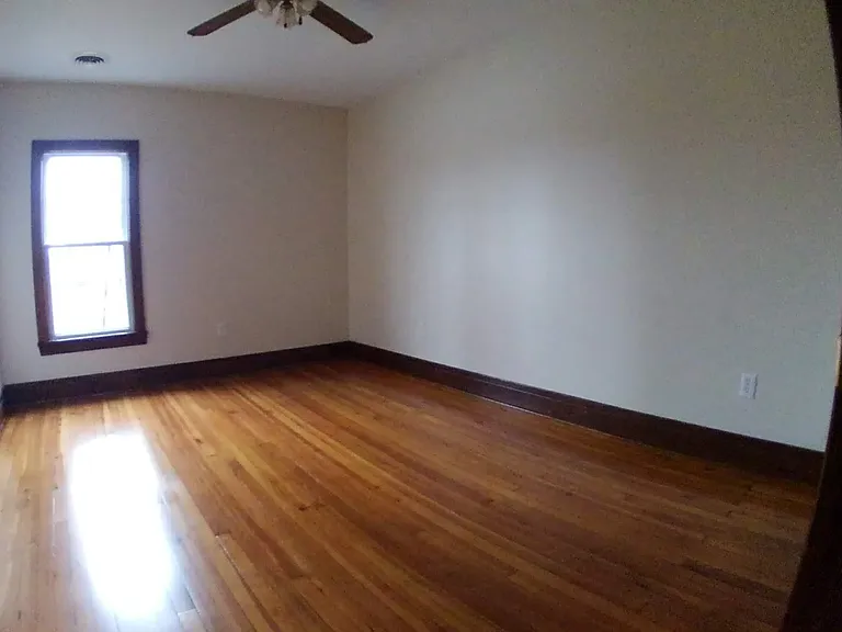 5250 Broadway St #UPPER — Photo 9