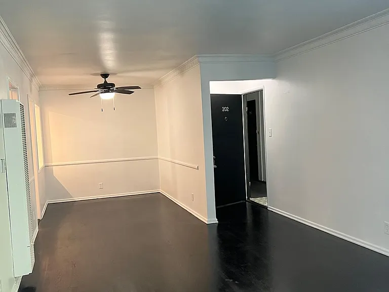 2269 N Beachwood Dr #202 — Photo 7