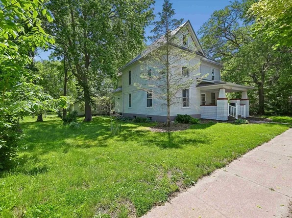 208 4th Ave SE, Waverly, IA 50677