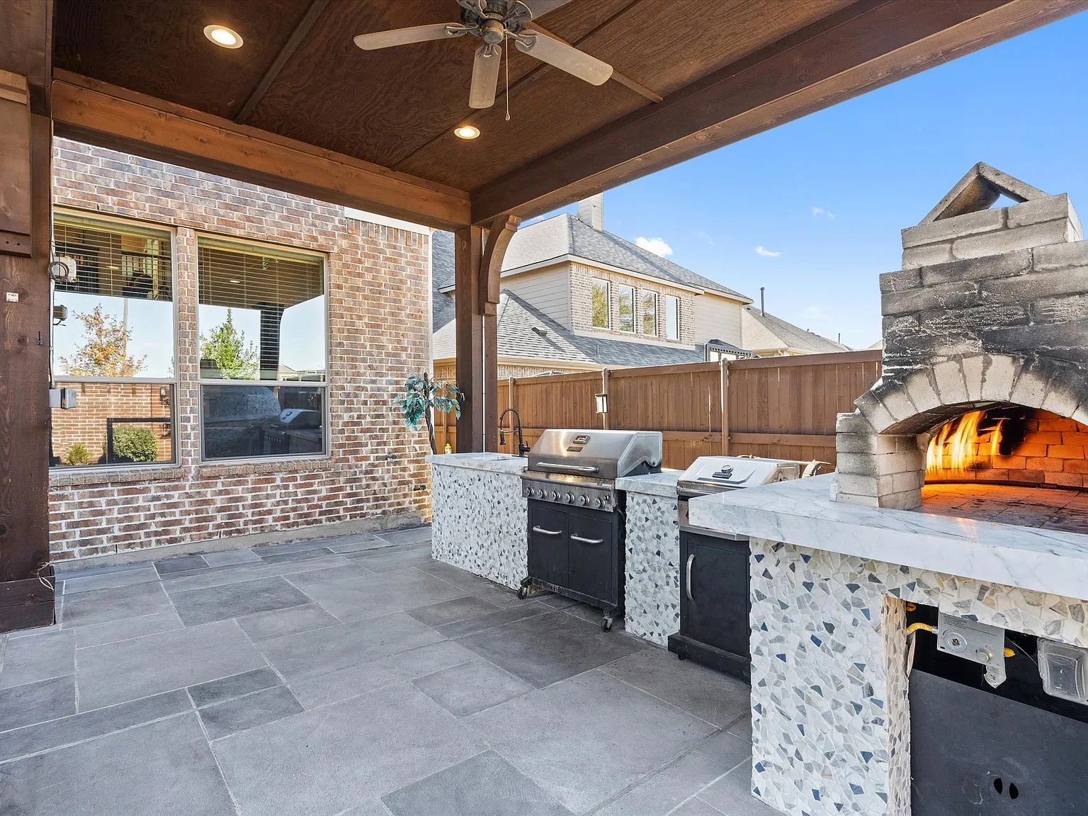 5 bed, 4.5 bath, 5152 sqft, $7,500 — Photo 4