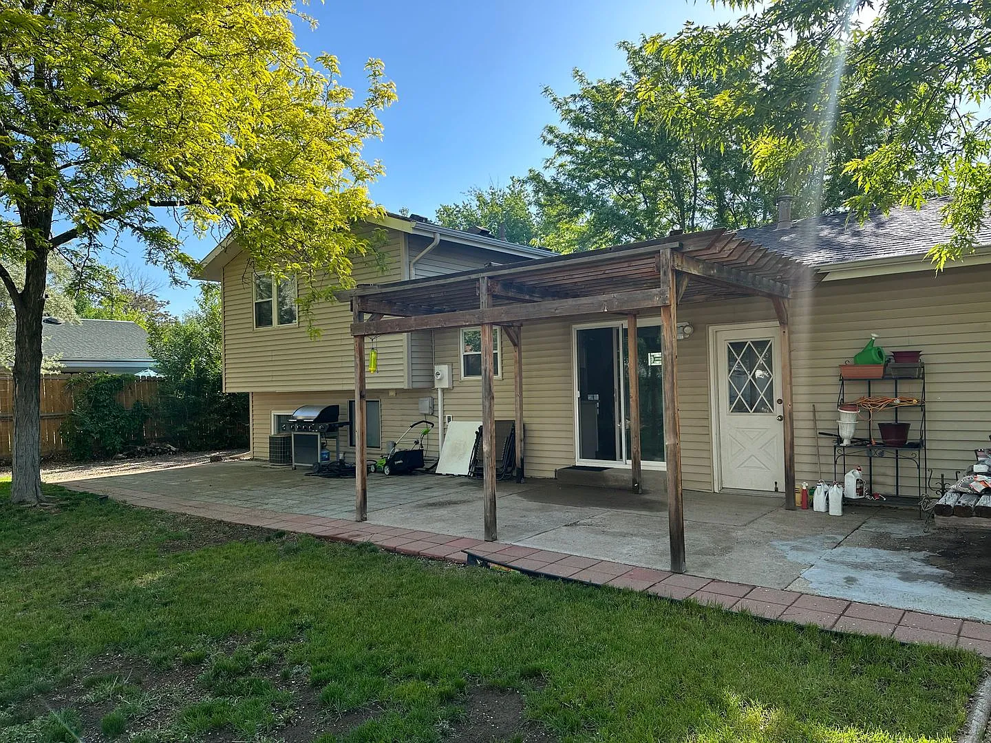 Nicely Updated 3BD 2Bath Near Downtown Windsor — Photo 3