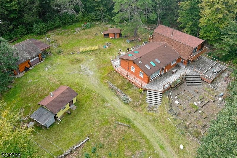 1st image of 6 Tenneyck Ln