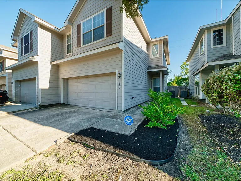 2831 Hackamore Hollow Ln — Photo 2
