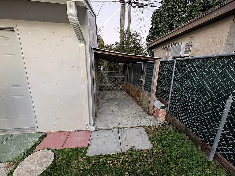 1037 SW 76th Ave — Photo 13