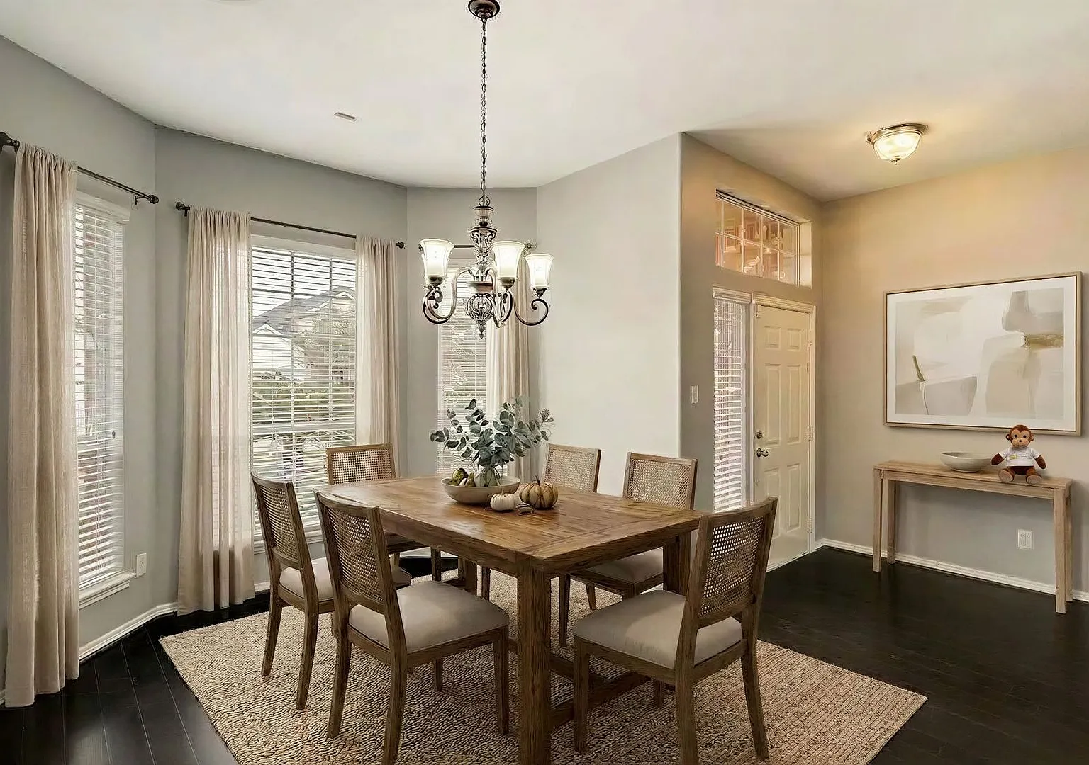 Lovely two-story 5 Bedroom Home — Photo 2