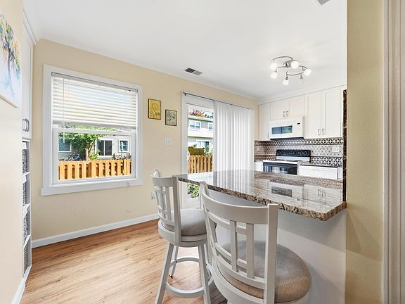 3rd image of 905 Medford Ct