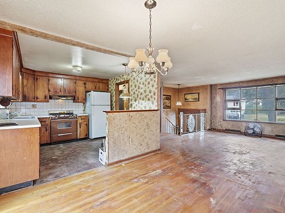 3rd image of 27 Forest Park Ave