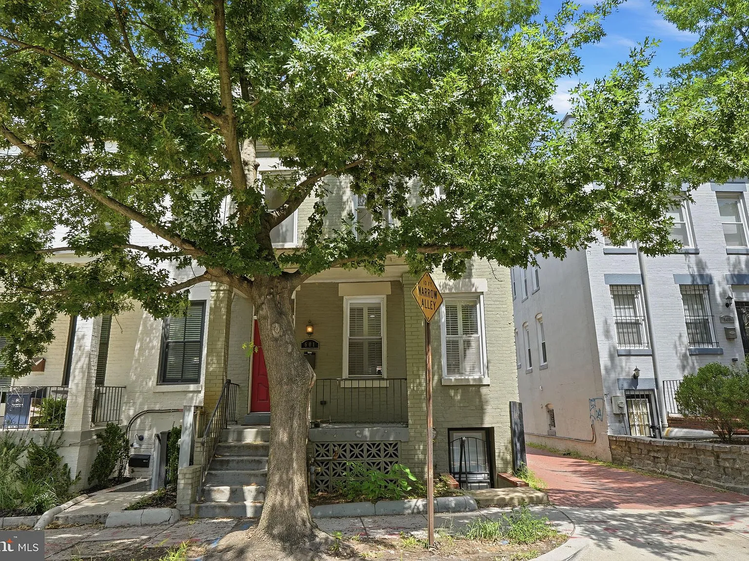 3 bed, 2.5 bath, 1360 sqft, $3,825 — Photo 2